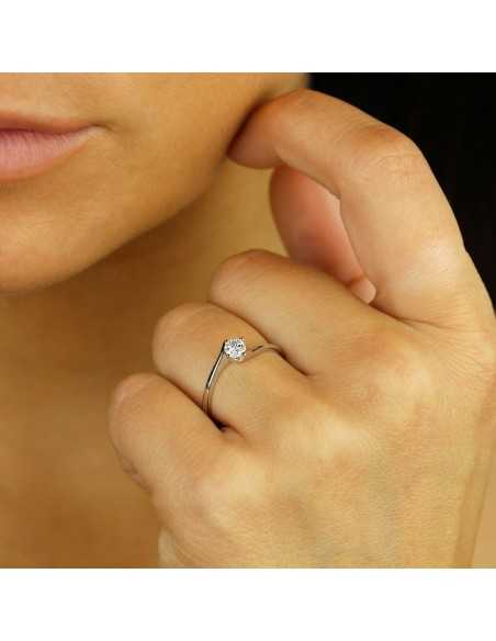 Anillo Compromiso oro blanco con brillante central 0,22 cts