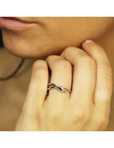 Anillo de Compromiso entrelazado de oro blanco con diamante