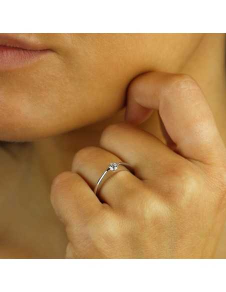 Anillo de compromiso oro blanco con brillante central 0,20 cts
