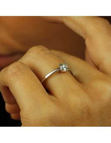 Anillo de compromiso de oro blanco...