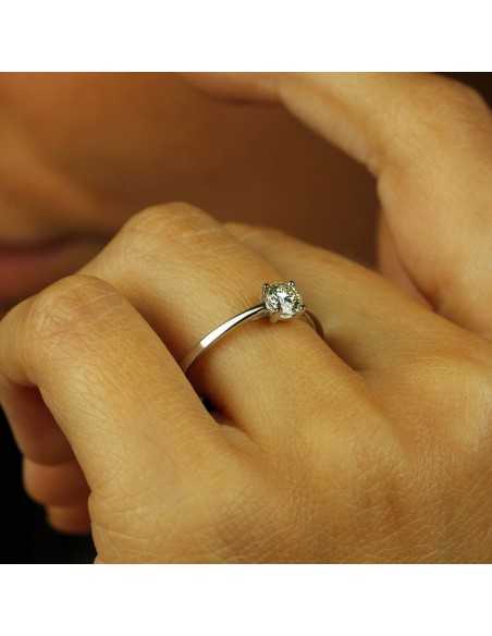Anillo de compromiso de oro blanco con brillante 0,47ct