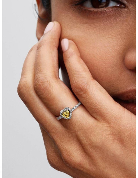 Anillo Corazón en Relieve Brillante